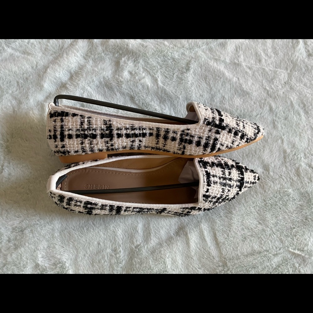 Black and White Flats
